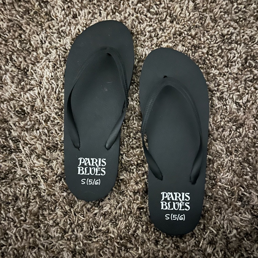 FLIP FLOPS